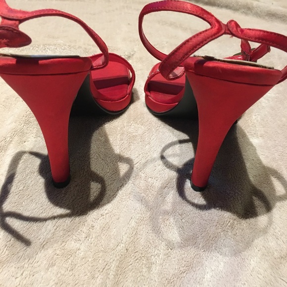 MAINFRAME Retro Red Satin Heels - Picture 6 of 12